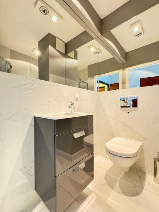 Wygodna Kawalerka Grojecka 194 Apartament *